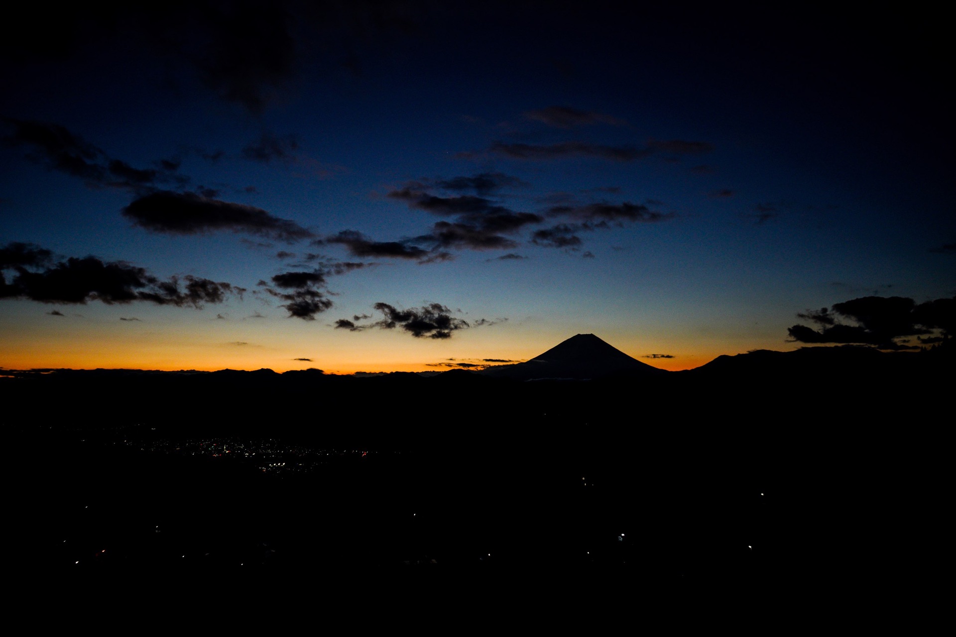 夕暮れの富士山シルエット
